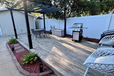 Image de Cozy home near Dt, Premier Center & Hospital- Foosball, 65\"Tv & Fenced Yard