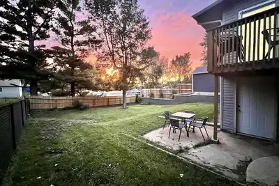 Image de 4-bedroom vacation home: Sleeps 13. Foosball, 65\" Tv, Golf, 4 Season Room