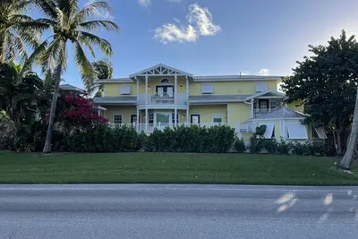 Image de Key West style house with a pool across from the Sailfish Marina.