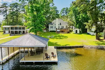 Image de 💥Waterfront💥Luxury HotTub🥇 Kayaks & Paddleboards 💥Pet Friendly, Game Room!