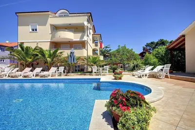 Image de Appartement moderne avec grande piscine près de la plage de sable
