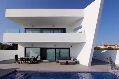 Image de Maison moderne avec vue magnifique depuis toutes les terrasses, piscine très près de la plage.