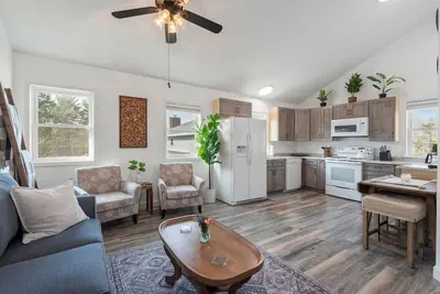 Image de Charming, Quiet & Private Apt in Great Location w/ Wi-Fi & Laundry