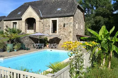 La Grange Riveraine: Spacious lodge on Dordogne with private pool, sleeps 15