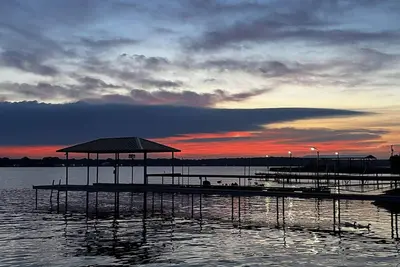 Image de Make memories in this cozy water front house on Eagle Mountain Lake.