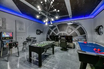 Image de Themed 9 Br Villa Near Resort Clubhouse+Disney/Free Pool Heat/Weber Genesis Bbq|Games