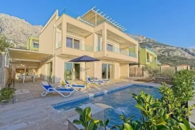 Image de Maison de vacances Makarska pour 1 - 8 personnes avec 3 chambres Ă coucher - Maison mitoyenne