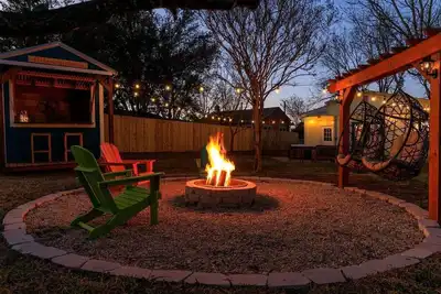 Image de ★Artsy & Luxurious ~ Backyard Oasis, Hot Tub, Bar★