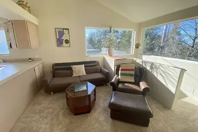Image de Cheerful Beach House Atop a Hill