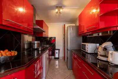 Image de La villa Comfort-Soleil vous accueille au cœur de la ville spatiale.