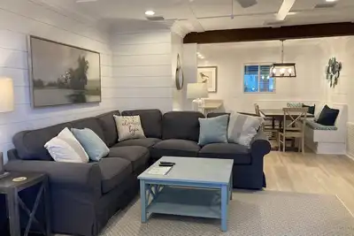 Image de Prime Location! Beach 2 min walk / Village 5 min walk. New Stunning Interior!