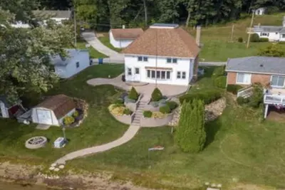 Image de Beautiful lakehouse directly on all sports lake. Stunning views! ! 58ft frontage.