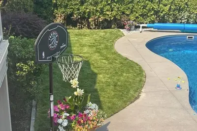 Image de 4 Bedroom's with private backyard oasis and heated pool