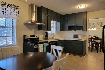 Image de Plenty of Space 35 Minutes From Atlanta Sleeps 20+