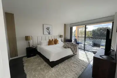 Image de Lux King Bed Suite, Modern Condo Delray Beach. DRClub - 25% Off Summer