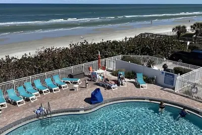 Image de Oceanfront Condo steps to restaurants and shops!
