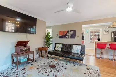 Image de Retro Retreat | Near Heart of Downtown | King