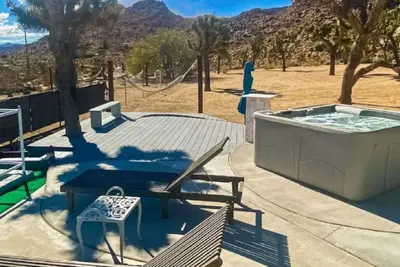 Image de 2. 5 acre, Hot Tub, Fire Pit, Bar, Mini-Golf, View!