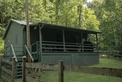 Image de Remote, Cheerful Mountain Cabin with hot tub in Franklin, Nc.