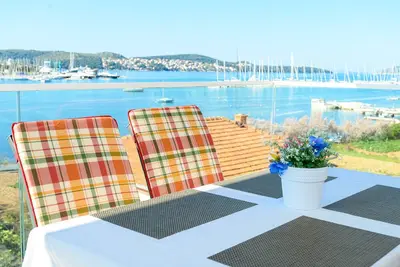 Luxury 90 m2 apt. w. balcony & spectacular sea view