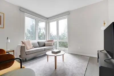 Image de Trendy Bellevue 2br w/ Pool, Spa & Gym, close to shopping, by Blueground