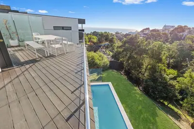 Image de Breathtaking views of the ocean, infinity edge pool, 2 seperate living spaces.