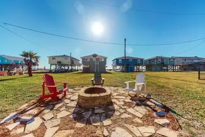 Gulf-view home with huge deck, new kitchen, washer/dryer, Ac - snowbirds okay