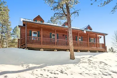 Image de Rural Wood Cabin Surrounded by Trees with WiFi, W/D, & Gorgeous Deck
