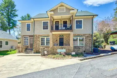 Image de Dog-Friendly Chateau with 2 Kitchens, W/D, & Fireplace - Near Aquatic Center