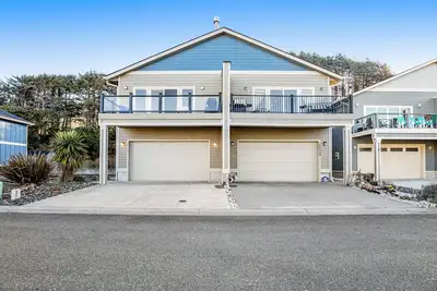 Image de Ocean-view townhome with fireplace & W\/D - easy beach access