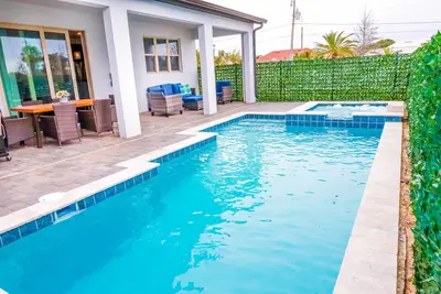 Image de Inviting beach home with private pool, pool spa, upgraded amenities, W/D, & A/C
