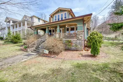Image de Classic Lakefront Home with Patio, Water Views, Furnished Porch & WiFi