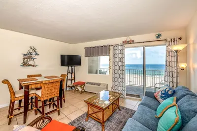 Image de Gulf-front condo with shared pool & gym, balcony, WiFi, & great view