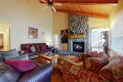 Image de Sunriver home with WiFi, fireplace, private hot tub, & Sharc passes - dogs ok