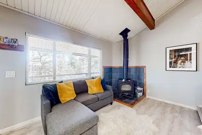 Image de Open and bright condo with WiFi, wood stove, hot tub and seasonal pool