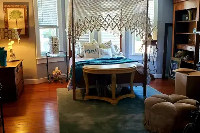 Image de Romantic River apartment, 1 block from River.