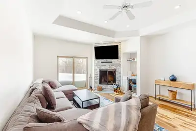 Image de Ski-in/out condo with fireplace, pool, hot tub, sauna & washer/dryer