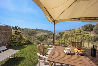 Image de Maison de vacances \"Pelagos\" avec vue sur la mer, piscine partagée et climatisation.