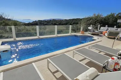 Spacious villa with pool, 300m to beach, private location, sea views, terraces