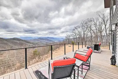 Image de Scenic Hillside Cabin in Sylva w\/ Hot Tub & Views!