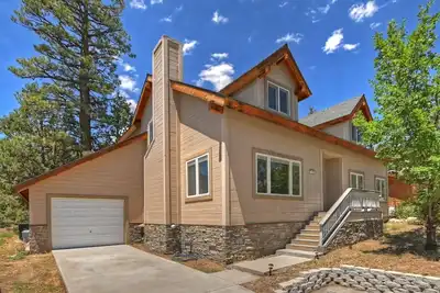 Image de Winter Haus by Destination Big Bear: Whispering Forest Neighborhood! Walk to the National Forest! Ski Slope Views!