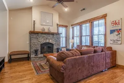 Image de Book a Summer Getaway Today! Townhome Close to the Shuttle, Shared Hot Tub and Mountain Views!