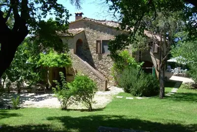 Image de Hébergement avec Piscine et Jardin Privé