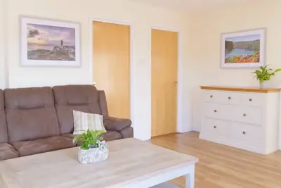 Image de Light, Bright Apartment Tucked Away by Bordeaux Harbour