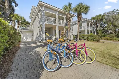 Image de Spacious Living Area ~ Community Pool ~ Private Yard ~ Balconies