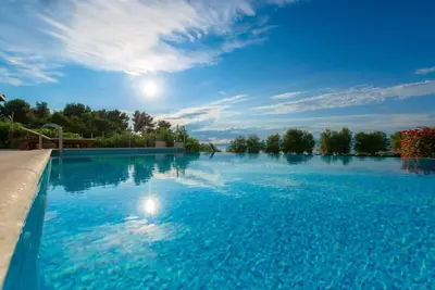 Beautifully Decorated Villa Near Green Village