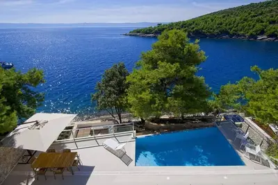 Image de High End Waterfront Villa With Jacuzzi