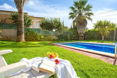 Image de 2fin01 - Maison de 3 chambres avec jardin et piscine privée située dans un quartier résidentiel calme