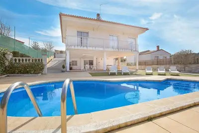 2bris01 - Maison avec piscine privée et 5 chambres située dans un quartier calme
