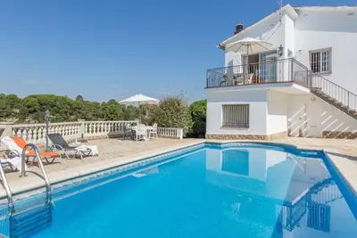 2mari01 - Maison avec 6 chambres et piscine privée située dans un quartier calme